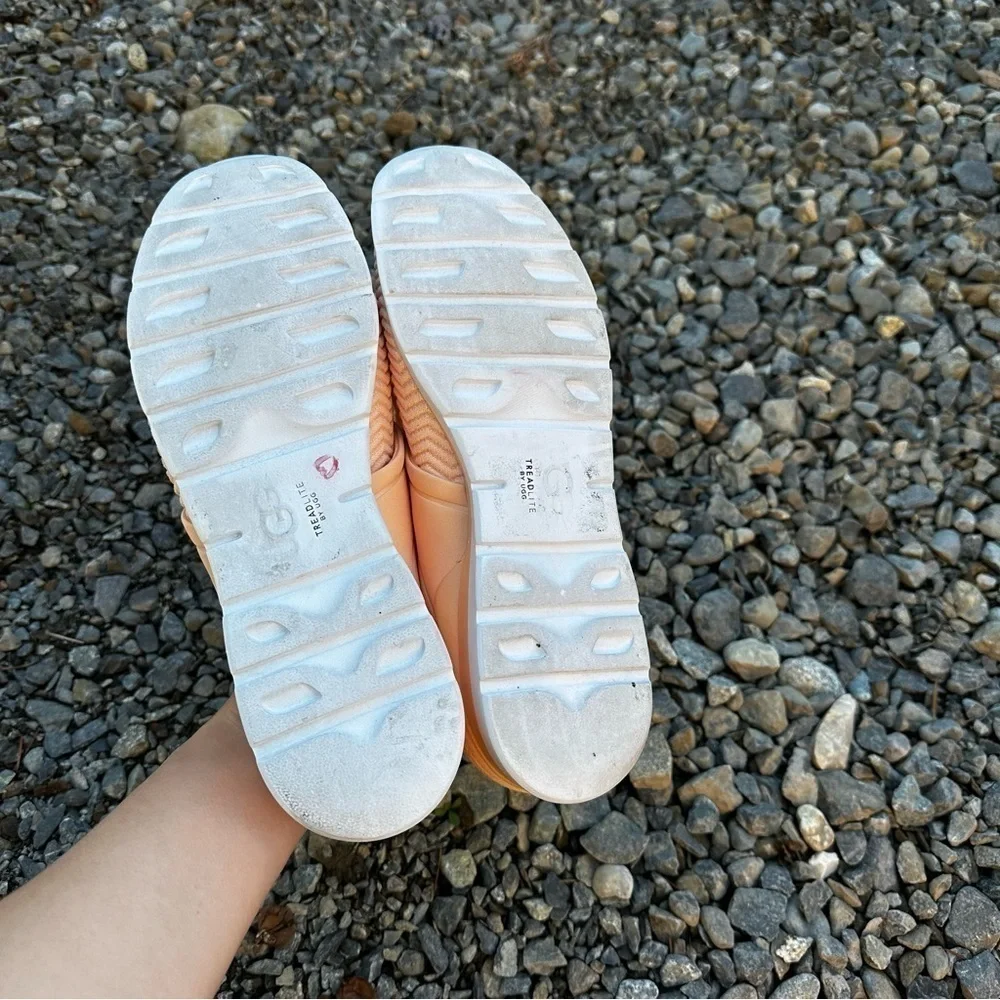 UGG Willows Casual Everyday Sneakers Peach Orange Size 8.5 Women’s Knit Upper